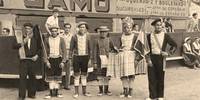 1951 - Groupe de danse de Tardets, école Elgoyhen en sortie au Pays Basque Sud. 
"CHOTAL à la Xirula, LAFFARGUE en Txerrero, PHINO en Gatuzain, ELIZABEHERE en Kantiniersa, NICIBAR en Zamaltzain et ERRECARRET en Ensenari (de Gauche a droite sur la photo). 
Ils exécutèrent leur art appris dans l’Ecole Elgoyhen, dans des conditions fortes en émotion et en désir d’émancipation.Celui qui faisait Chevalet ERRECARRET de Haux préférait être Porte-Drapeau et a donné ce rôle a Dominique NICIBAR. C’est la première fois qu’il faisait ce rôle là. Il tenait la tête avec la mauvaise main (le cheval avec la droite et le fouet avec la main gauche)."