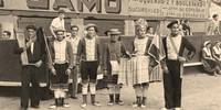 1951 - Groupe de danse de Tardets, école Elgoyhen en sortie au Pays Basque Sud. 
"CHOTAL à la Xirula, LAFFARGUE en Txerrero, PHINO en Gatuzain, ELIZABEHERE en Kantiniersa, NICIBAR en Zamaltzain et ERRECARRET en Ensenari (de Gauche a droite sur la photo). 
Ils exécutèrent leur art appris dans l’Ecole Elgoyhen, dans des conditions fortes en émotion et en désir d’émancipation.Celui qui faisait Chevalet ERRECARRET de Haux préférait être Porte-Drapeau et a donné ce rôle a Dominique NICIBAR. C’est la première fois qu’il faisait ce rôle là. Il tenait la tête avec la mauvaise main (le cheval avec la droite et le fouet avec la main gauche)."