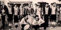 1951 - Fêtes de Tardets 
De Gauche à droite :
Debout : Martin NICOLAO - Jean BORDACHAR – Batita  PINO – Chevalet :  Xuhurt de Saint Engrace - Cantinière : Joseph Mateu - Accroupis : Porte Drapeau : Tantoche - Dominique NICIBAR -
Tambour : Restoyburu – Flute :  Gabriel Algalarondo.