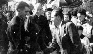 Guillaume DIHARCE, accueilli comme nouveau curé par Joseph ETCHEGARAY maire d'Arbérats en 1953. Il venait de Briscous où il avait passé 6 ans. En 1960 il fut nommé dans la paroisse d'Amorots et de Béguios.