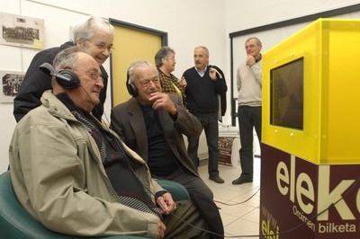 Inauguration de l'expo "Amikuztarrak mintzo" à la médiathèque de Saint-Palais (2009). Cette exposition rendait compte de la collecte de témoignages oraux entreprise par l'ICB dans ce territoire (photo : Gaizka Iroz).