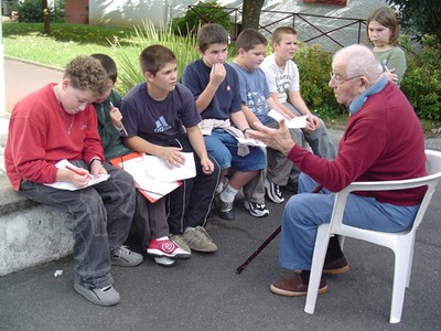 Xaharren urratsetik: Pierre Epelva avec les enfants.